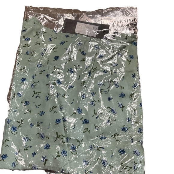 Motel Rocks NWT Green Pretty Petal Floral Sheny Mini Skirt - Picture 2 of 5